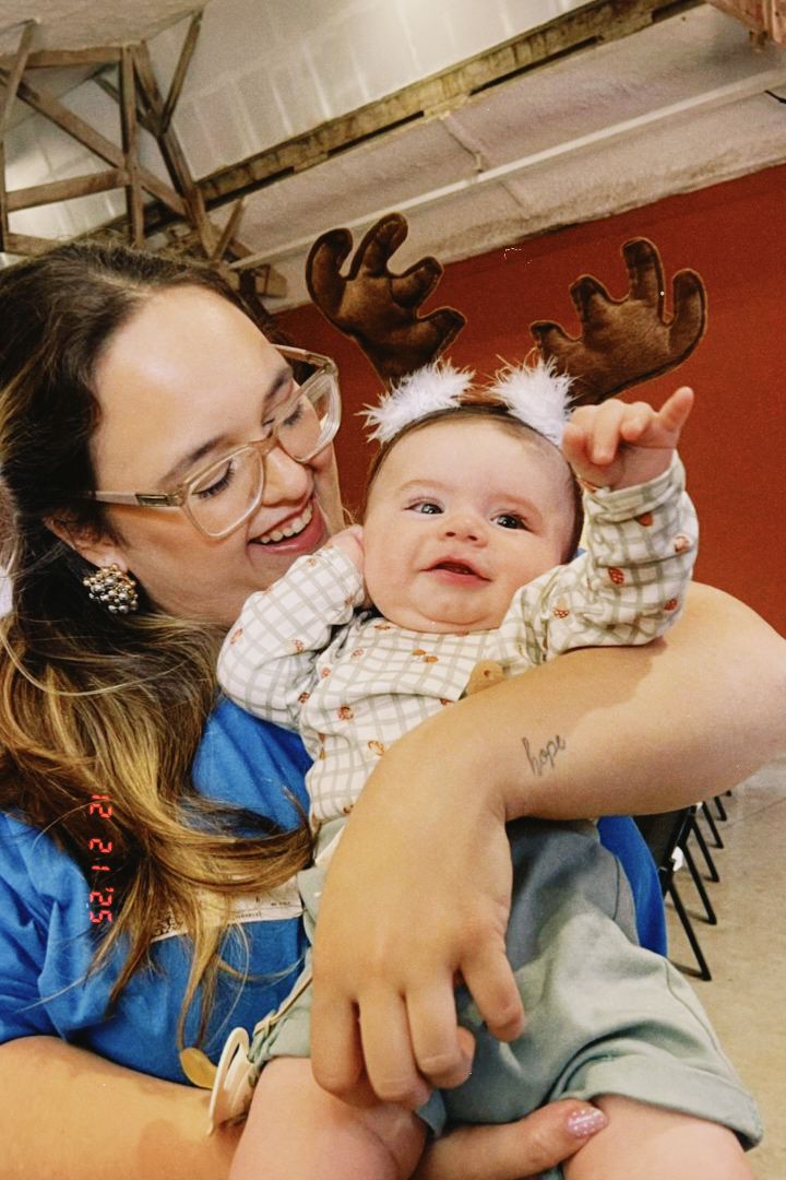 Esther com bebê em momento de acolhimento